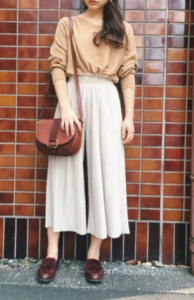 白・ホワイトのガウチョパンツの30代女性向けコーディネートに関する参考画像