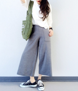 グレーのガウチョパンツの30代女性向けコーディネートに関する参考画像