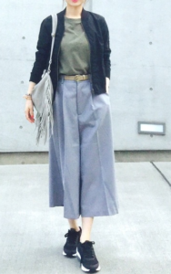 グレーのガウチョパンツの30代女性向けコーディネートに関する参考画像