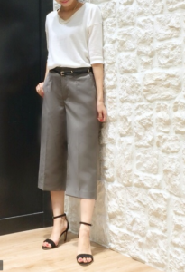 グレーのガウチョパンツの30代女性向けコーディネートに関する参考画像