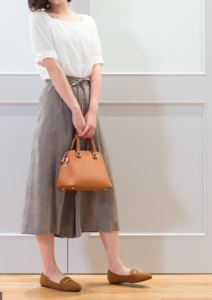 グレーのガウチョパンツの30代女性向けコーディネートに関する参考画像