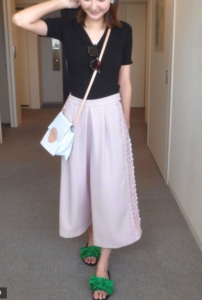 ピンクのガウチョパンツの30代女性向けコーディネートに関する参考画像