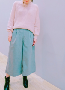 グレーのガウチョパンツの30代女性向けコーディネートに関する参考画像