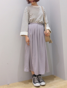 グレーのガウチョパンツの30代女性向けコーディネートに関する参考画像