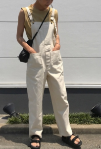 コンフォートサンダルの30代女性向けコーディネートに関する参考画像