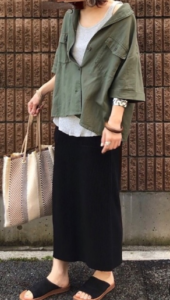 フラットサンダルの30代女性向けコーディネートに関する参考画像