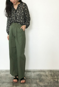 フラットサンダルの30代女性向けコーディネートに関する参考画像