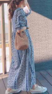 青・ブルーのマキシ丈ワンピースの30代女性向けコーディネートに関する参考画像