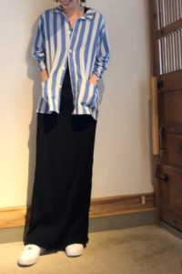 黒・ブラックのマキシ丈ワンピースの30代女性向けコーディネートに関する参考画像