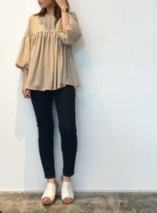 サボサンダルの30代女性向けコーディネートに関する参考画像