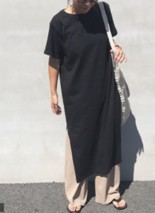 黒・ブラックのマキシ丈ワンピースの30代女性向けコーディネートに関する参考画像