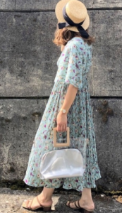 青・ブルーのマキシ丈ワンピースの30代女性向けコーディネートに関する参考画像