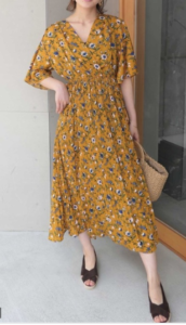 黄・イエローのマキシ丈ワンピースの30代女性向けコーディネートに関する参考画像