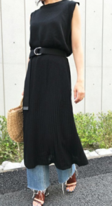 黒・ブラックのマキシ丈ワンピースの30代女性向けコーディネートに関する参考画像