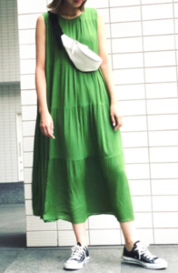 緑・グリーンのマキシ丈ワンピースの30代女性向けコーディネートに関する参考画像