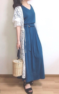 ブルーのマキシ丈ワンピースの30代女性向けコーディネートに関する参考画像