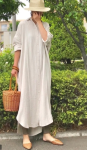 ベージュのマキシ丈ワンピースの30代女性向けコーディネートに関する参考画像