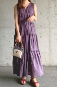 紫・パープルのマキシ丈ワンピースの30代女性向けコーディネートに関する参考画像