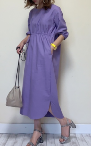 紫・パープルのマキシ丈ワンピースの30代女性向けコーディネートに関する参考画像