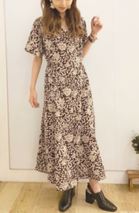 小花柄のマキシ丈ワンピースの30代女性向けコーディネートに関する参考画像