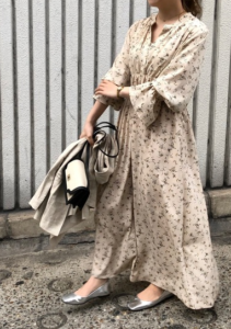 小花柄のマキシ丈ワンピースの30代女性向けコーディネートに関する参考画像