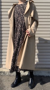 小花柄のマキシ丈ワンピースの30代女性向けコーディネートに関する参考画像