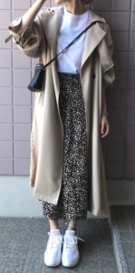 ベージュのスプリングコートの30代女性向けコーディネートに関する参考画像