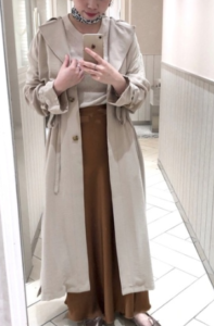 ベージュのスプリングコートの30代女性向けコーディネートに関する参考画像