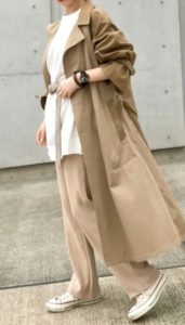 ベージュのスプリングコートの30代女性向けコーディネートに関する参考画像