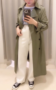 カーキのスプリングコートの30代女性向けコーディネートに関する参考画像