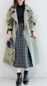 カーキのスプリングコートの30代女性向けコーディネートに関する参考画像