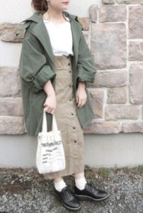 カーキのスプリングコートの30代女性向けコーディネートに関する参考画像