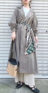 カーキのスプリングコートの30代女性向けコーディネートに関する参考画像