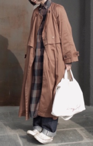 スプリングコート 茶 ブラウン のおすすめレディースコーデは 着こなし方を30代女性向けに紹介 ファッションコクシネル