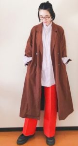 茶・ブラウンのスプリングコートの30代女性向けコーディネートに関する参考画像