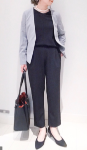 グレーの30代女性向けスプリングコートに関する参考画像