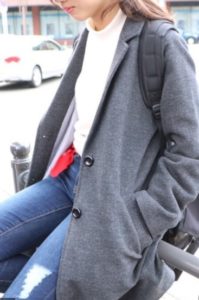 グレーの30代女性向けスプリングコートに関する参考画像