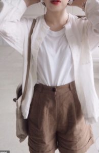 ブラウスとショートパンツのコーデに関する参考画像