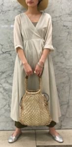 カシュクールワンピースの春コーデに関する参考画像
