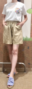 レディースショートパンツとぺたんこサンダルのコーデに関する参考画像