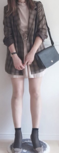 ショートパンツのベージュコーデに関する参考画像