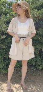 ショートパンツのベージュコーデに関する参考画像