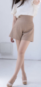 ショートパンツのベージュコーデに関する参考画像