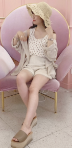 ショートパンツのベージュコーデに関する参考画像