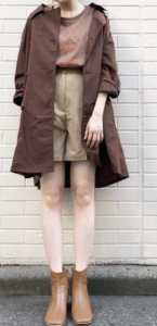 ショートパンツのベージュコーデに関する参考画像