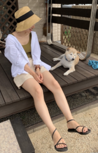 ショートパンツのベージュコーデに関する参考画像