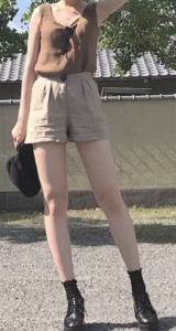 ショートパンツのベージュコーデに関する参考画像