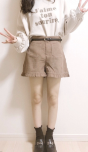ショートパンツのベージュコーデに関する参考画像
