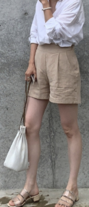 ショートパンツのベージュコーデに関する参考画像