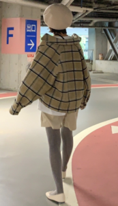 ショートパンツのベージュコーデに関する参考画像